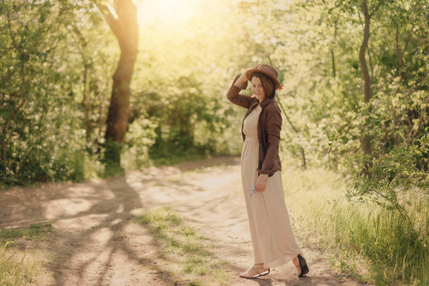 In the forest posing woman in a hat - Fotografie, Obrázek