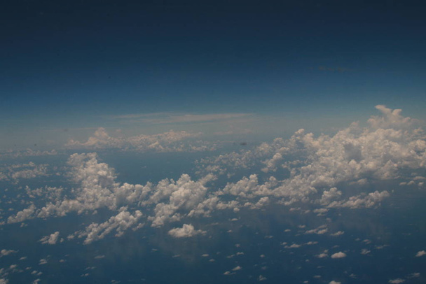 Näkymä sininen taivas tausta valkoinen pilvi korkealla tasolla
 - Valokuva, kuva