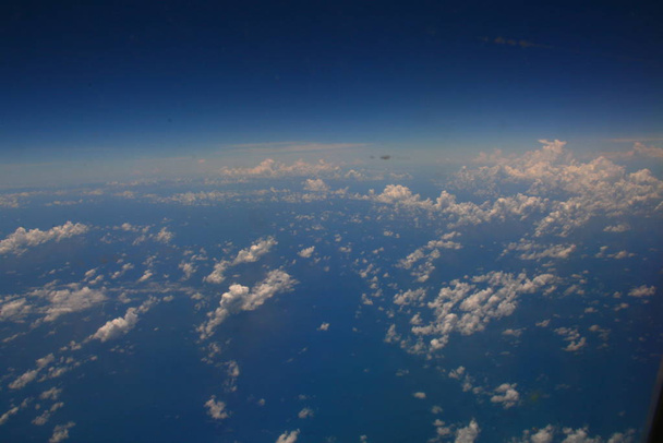 白い雲と青い空を背景の高レベルのビュー - 写真・画像