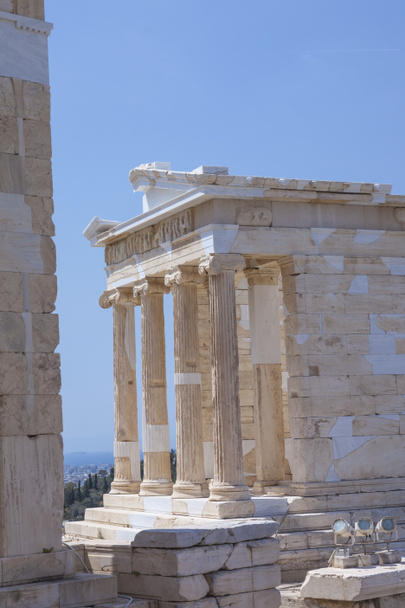 ruines antiques de l'Acropole à Athènes sur ciel bleu
 - Photo, image