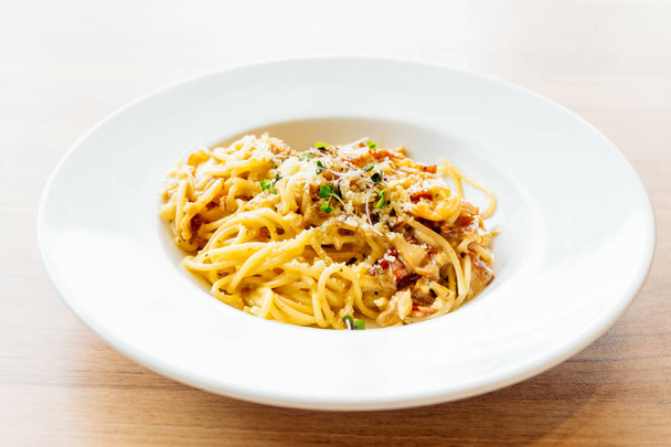 Спагетти карбонара с ветчиной
  - Фото, изображение