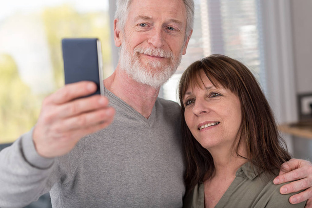 Couple d'âge mûr prenant un selfie
 - Photo, image