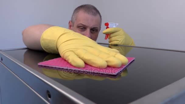 Arbeiter reinigen Oberfläche von Elektroherd aus nächster Nähe  - Filmmaterial, Video