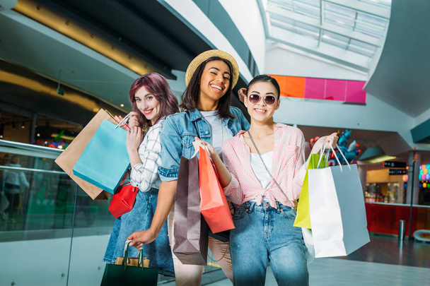 Mujeres jóvenes con bolsas de compras
  - Foto, Imagen