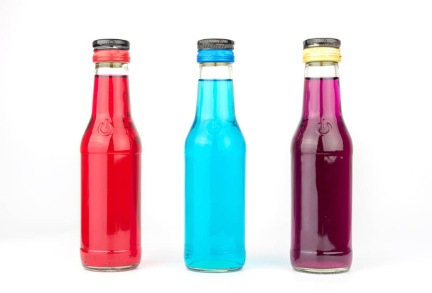 botellas de vidrio de color aisladas sobre fondo blanco
 - Foto, Imagen
