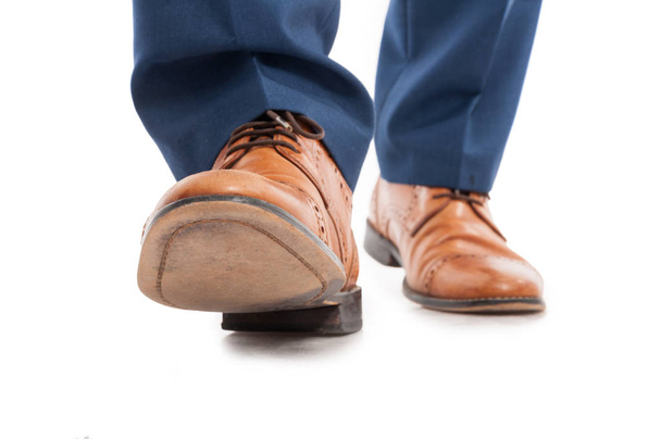 Мужская обувь и брюки в положении для ходьбы
 - Фото, изображение