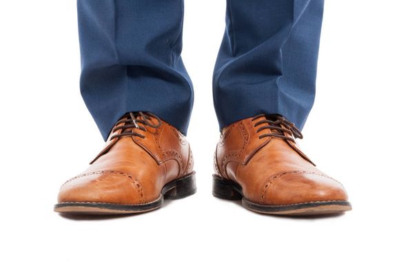 Miehen jalat, joilla on ruskeat kengät lähikuva
 - Valokuva, kuva