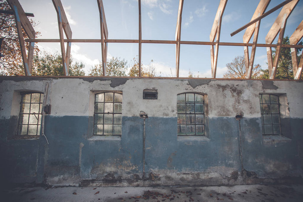 Будівля без даху з гранжевою синьою стіною і старими вікнами, готовими до благоустрою будинку
, - Фото, зображення