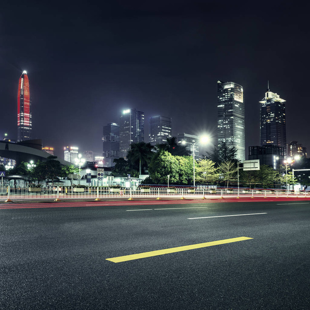 traffico urbano di notte
 - Foto, immagini