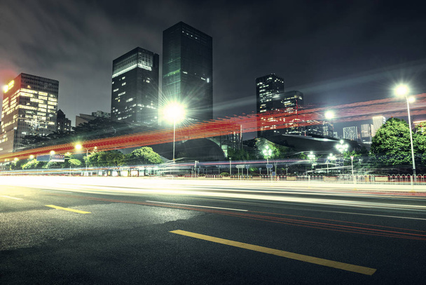 городское движение ночью
 - Фото, изображение