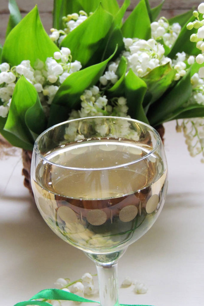 Белое вино в стакане
 - Фото, изображение
