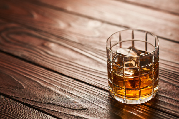 egy üveg whisky jégkockával  - Fotó, kép