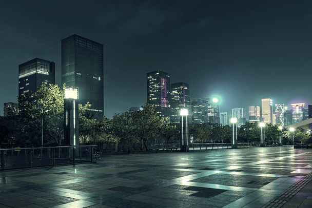 tráfico urbano por la noche
 - Foto, Imagen