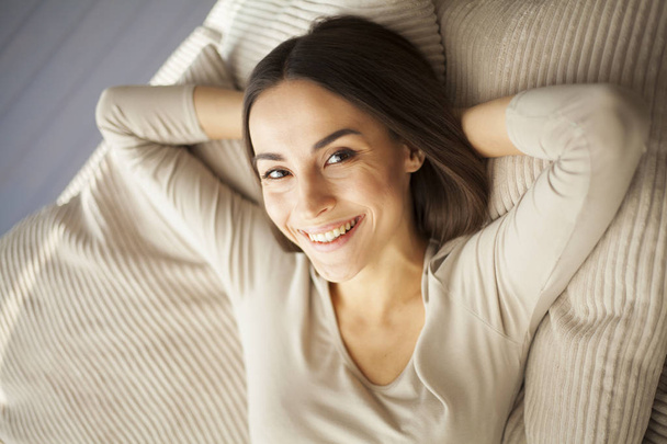 Молода жінка розслабляється вдома
 - Фото, зображення