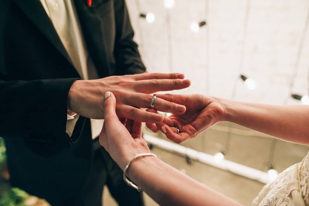 Bride and groom exchanging rings - 写真・画像