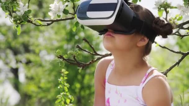 Menina usando capacete VR com cabeça montagem Display
 - Filmagem, Vídeo