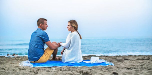 Молода пара насолоджується романтичним вечором на пляжі
 - Фото, зображення