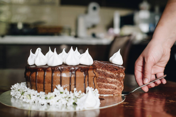 Hand geschnitten mit Messer Stück Kuchen - Foto, Bild