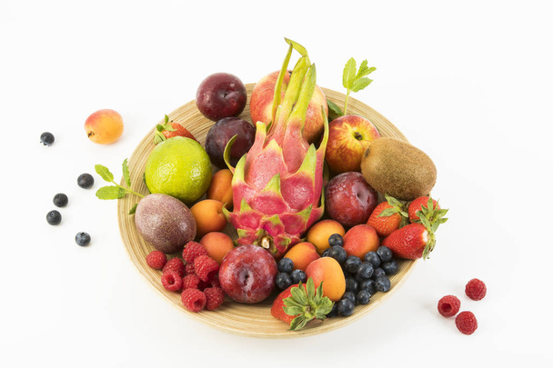 смесь фруктов на белом фоне
 - Фото, изображение