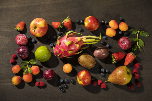 mezcla de frutas sobre fondo negro
 - Foto, Imagen