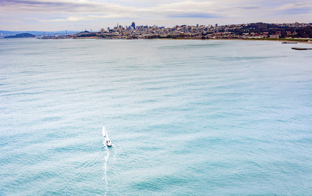 サンフランシスコ湾でのセーリング ボートします。 - 写真・画像