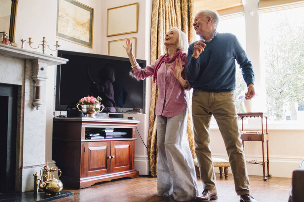 Seniors Dancing At Home - Foto, immagini