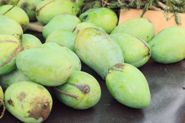 Mango crudo en el mercado
 - Foto, Imagen