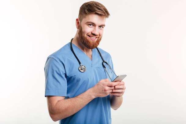 Portrait of man doctor using cellphone. - Fotoğraf, Görsel