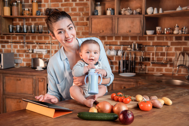 Мать с сыном на кухне
 - Фото, изображение