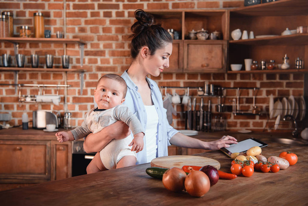 Anne ile oğlu mutfakta - Fotoğraf, Görsel