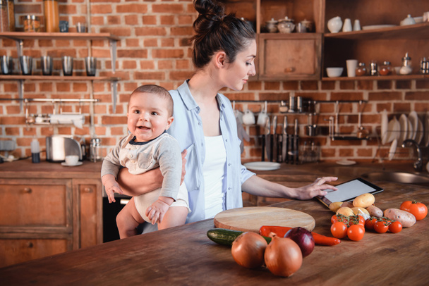Madre con figlio in cucina
 - Foto, immagini