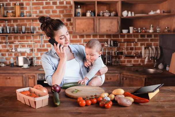 Anne ile oğlu yemek hazırlığı sırasında - Fotoğraf, Görsel