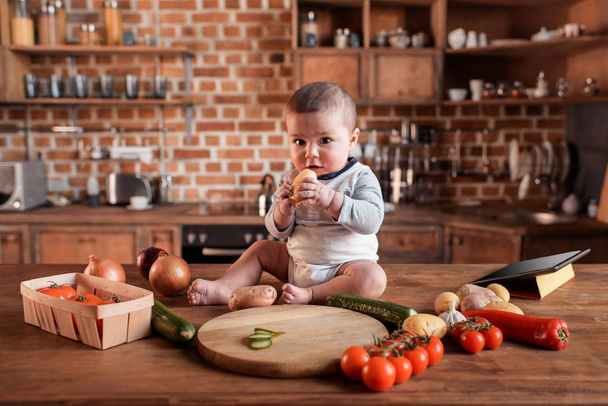 Little boy on kitchen table - Foto, Imagen