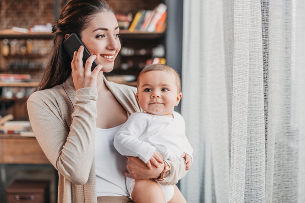 Anne oğluyla konuşmak smartphone  - Fotoğraf, Görsel