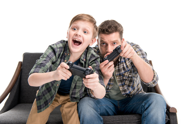 Отец и сын играют с джойстиками - Фото, изображение