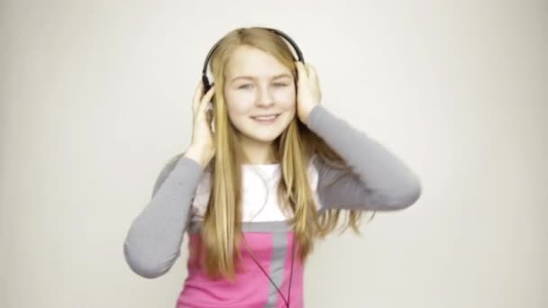 beautiful young expression girl singing in microphone - Materiaali, video