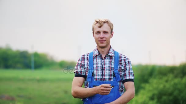 Portrét muže šťastné farmář v přírodě - Záběry, video