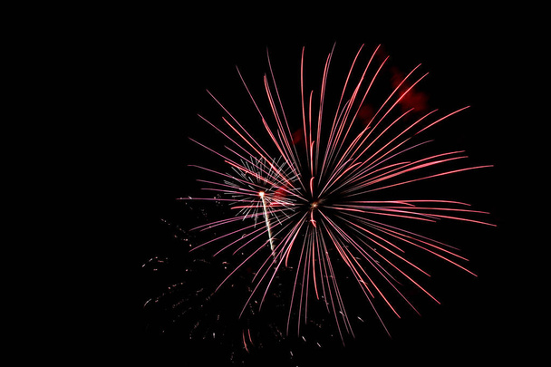 Feuerwerk erhellt den Himmel - Foto, Bild