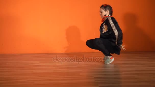 Young woman actively dancing break dance on the floor, showing her plasticity - Πλάνα, βίντεο