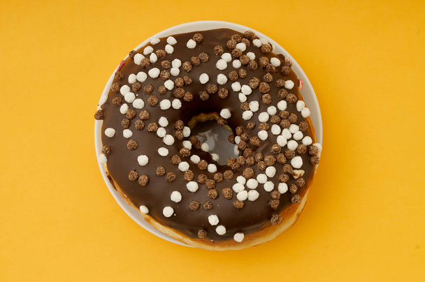 donuts on a yellow background - 写真・画像