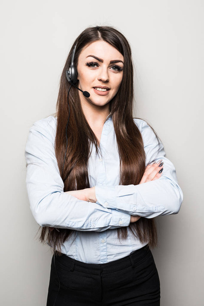 Porträt eines lächelnden, fröhlichen Kunden-Support-Telefonanbieters im Headset, mit leerer Fläche für Slogan, Copyspace oder Produkt, vor grauem Hintergrund - Foto, Bild