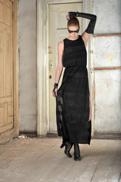 attraktive junge blonde Frau posiert in Vintage-Ort mit stylischem schwarzen Kleid - Foto, Bild