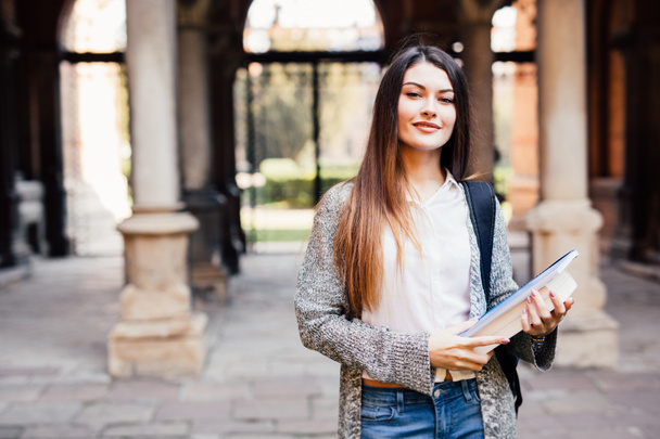 Retrato de estudante universitário feminino ao ar livre no campus
 - Foto, Imagem