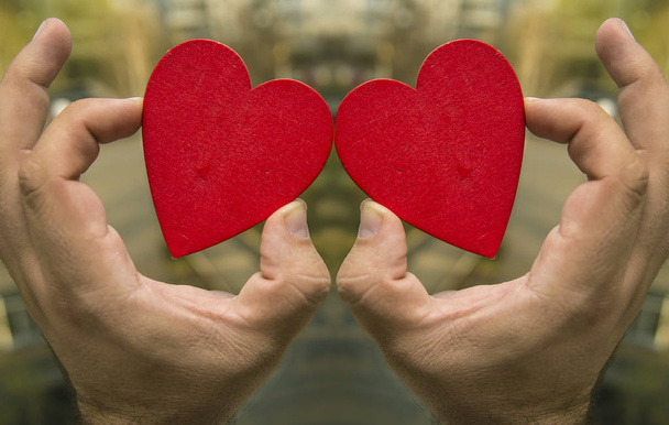 χέρια που κρατούν δυο κόκκινες καρδιές - Φωτογραφία, εικόνα