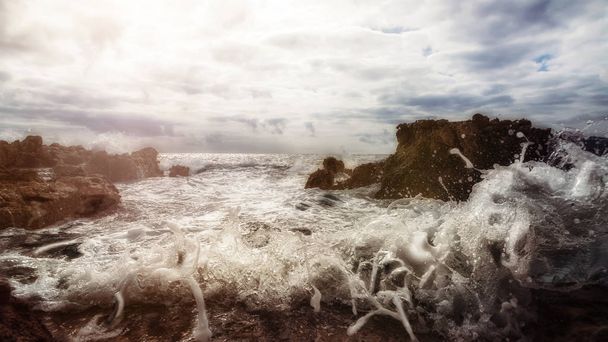 Волна на побережье Майорки
 - Фото, изображение