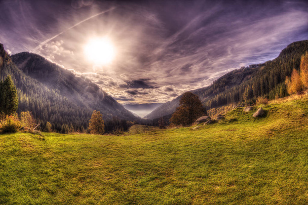 Вид с горы в Австрии с потрясающим небом и солнцем
 - Фото, изображение
