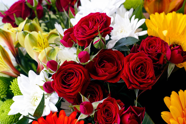 Bouquet con rose rosse, crisantemi e gerbere
 - Foto, immagini