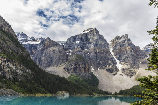 Λίμνη βουνά δέντρα τοπίο στο Lake Moraine του Καναδά  - Φωτογραφία, εικόνα