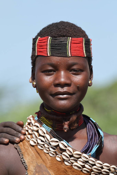 エチオピアのオモ渓谷からハーマル女性 - 写真・画像