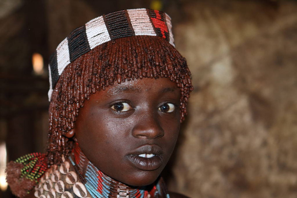 エチオピアのオモ渓谷からハーマル女性 - 写真・画像